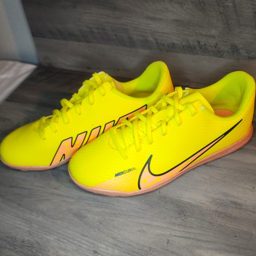 Nike Jr Mercurial Vapor 15 Club TF size 6y (no box)